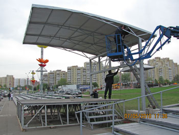 Навес для президента на праздновании дня Независимости 350px.jpg